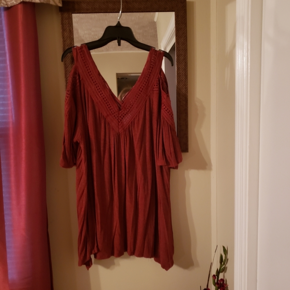 💙Burgundy/wine Cold shoulder w/yoke lace trim top